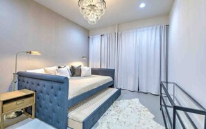 4 habitaciones, tabla de planchar con plancha, wifi y ropa de cama 