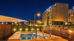 A rooftop pool with a view of a cityscape at night. - Walk 2 Broadway 15 beds! Private Hot Tub & Pool (Nashville)