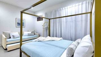 4 bedrooms, iron/ironing board, WiFi, bed sheets