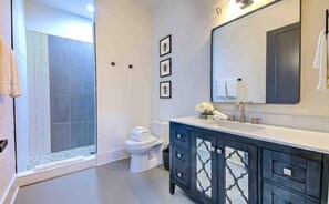 Dusche, Haartrockner, Handtücher