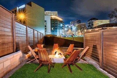 New-14 Beds! Walk to broadway|Private Hot Tub/Pool