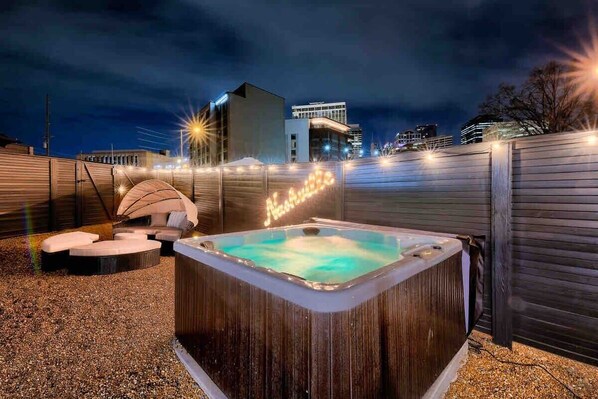 Outdoor spa tub - New-14 Beds! Walk to broadway|Private Hot Tub/Pool (Nashville)