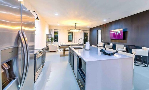 New-14 Beds! Walk to broadway|Private Hot Tub/Pool