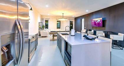 New-14 Beds! Walk to broadway|Private Hot Tub/Pool