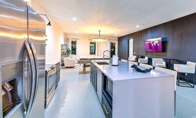 New-14 Beds! Walk to broadway|Private Hot Tub/Pool