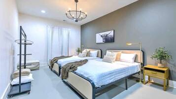 4 habitaciones, tabla de planchar con plancha, wifi y ropa de cama