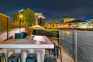 A rooftop bar with a view of the city skyline at night. - New-14 Beds! Walk to broadway|Private Hot Tub/Pool (Nashville)
