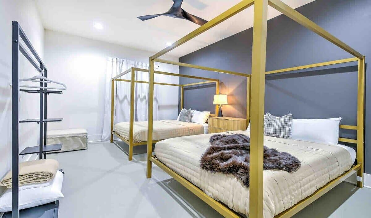4 habitaciones, tabla de planchar con plancha, wifi y ropa de cama 