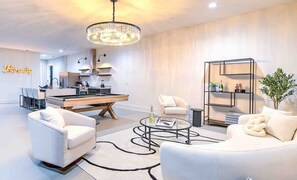 TV - New-14 Beds! Walk to broadway|Private Hot Tub/Pool (Nashville)