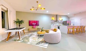 TV, offices - Dolly’s World | 14 beds-Walk 2 Broad! Hot Tub/Pool (Nashville)