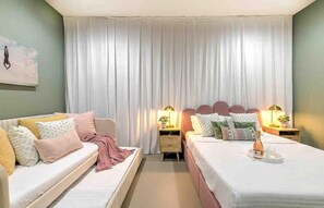 4 bedrooms, iron/ironing board, WiFi, bed sheets - Dolly’s World | 14 beds-Walk 2 Broad! Hot Tub/Pool (Nashville)