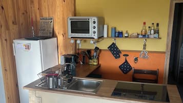 Jääkaappi, uuni, liesi, kahvin-/teenkeitin