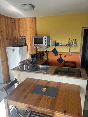 Kylskåp, ugn, spishäll och kaffe- och tebryggare