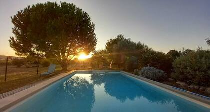 DrĂŽme, GĂźte dans maison de campagne, terrasse et piscine, pas de vis Ă vis.