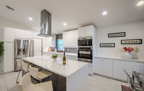 冷蔵庫、電子レンジ、オーブン、コンロ