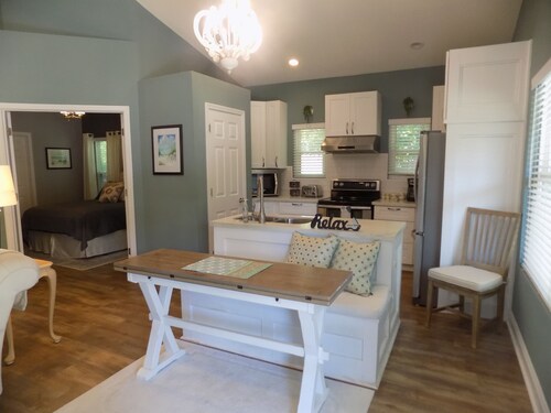 Cozy little guest cottage centrally located and within minutes of the airport