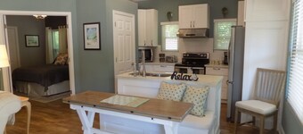 Cozy little guest cottage centrally located and within minutes of the airport