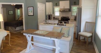 Cozy little guest cottage centrally located and within minutes of the airport