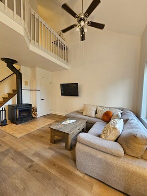 Een open haard en boeken