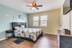 2 bedrooms, iron/ironing board, Internet, bed sheets - 1 Mi to Pleasure Pier! Charming Galveston Retreat (Galveston)