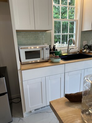 Fridge, microwave, oven, stovetop - “The 1890 school house salmon river” is an 1890 restored school house   (Williamstown)