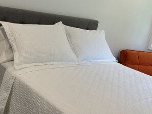 3 bedrooms, desk, iron/ironing board, free WiFi - “The 1890 school house salmon river” is an 1890 restored school house   (Williamstown)