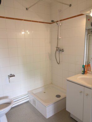 A bathroom with a shower, toilet, and sink. - Yifan's Sunny Studio 10 Minutes à La Défense (Rueil-Malmaison)