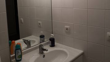 SĂšche-cheveux, serviettes fournies, savon, papier toilette