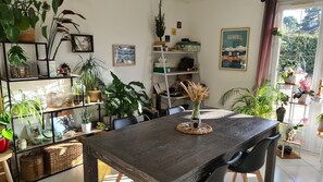 Dining - Maison à 30km de Paris, Avec Jacuzzi 6 Places Privatif en Libre Accès 24/24 (Villiers-Adam)