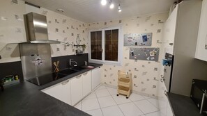 Fridge, microwave, oven, stovetop - Maison à 30km de Paris, Avec Jacuzzi 6 Places Privatif en Libre Accès 24/24 (Villiers-Adam)
