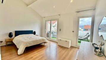 3 bedrooms, in-room safe, iron/ironing board, WiFi