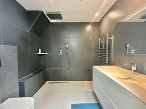 Sèche-cheveux, serviettes fournies, savon, shampoing