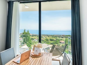Apartment, Meerblick | Wohnbereich | Smart-TV