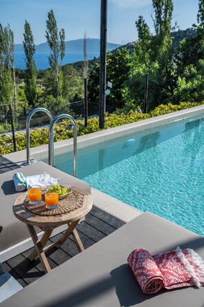 สระว่ายน้ำกลางแจ้งเปิดตามฤดูกาล, ร่มริมสระว่ายน้ำ, เก้าอี้อาบแดดริมสระ