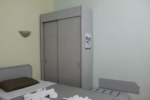 1 dormitori, planxa i posts de planxar, wifi i roba de llit 