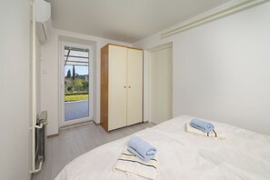 2 bedrooms, in-room safe, desk, iron/ironing board