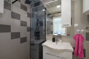 Articles de toilette gratuits, sèche-cheveux, bidet, serviettes fournies