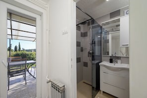 Articles de toilette gratuits, sèche-cheveux, bidet, serviettes fournies