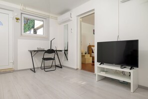 2 bedrooms, in-room safe, desk, iron/ironing board