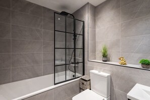 Shower, hair dryer, towels - Host & Stay | Exchange Street Living (Liverpool)