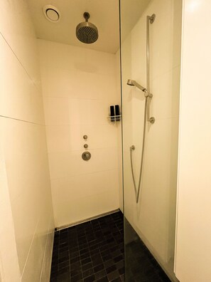 Douche, sèche-cheveux, serviettes fournies, savon
