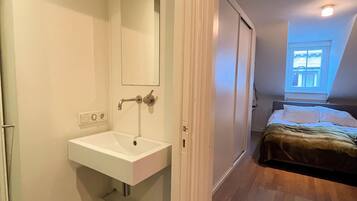 Dutxa, assecador de cabells, tovalloles i sabó