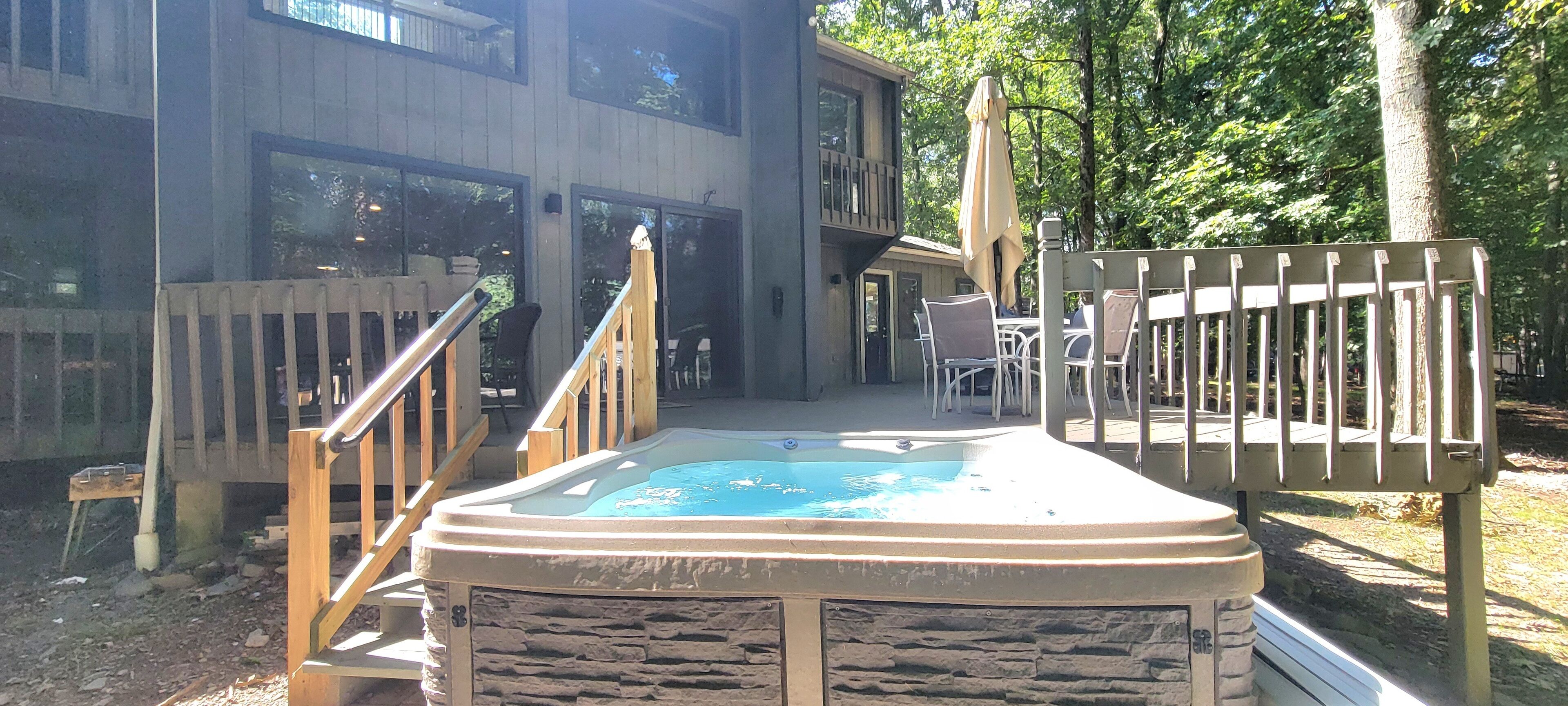 Spacious 5 Bedrm Pocono home with Fireplace, Hot tub, Pool Table, Deck