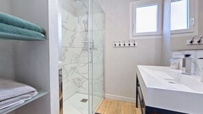 Douche, sĂšche-cheveux, serviettes fournies, savon