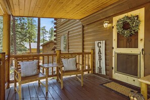 Terrace/patio - A real log cabin in the pines with a huge game room and a jacuzzi tub! (Pine)