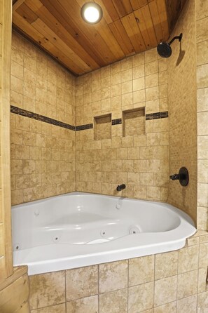 Een douche, een bubbelbad, een haardroger, handdoeken