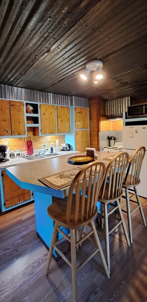 Fridge, microwave, oven, stovetop - Holly's Hideaway, Cabin in the Woods (Nogal)