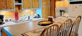 Holly's Hideaway, Cabin in the Woods