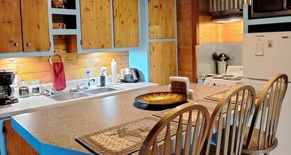 Holly's Hideaway, Cabin in the Woods