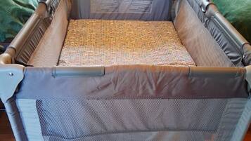 2 habitaciones, tabla de planchar con plancha y cuna de viaje